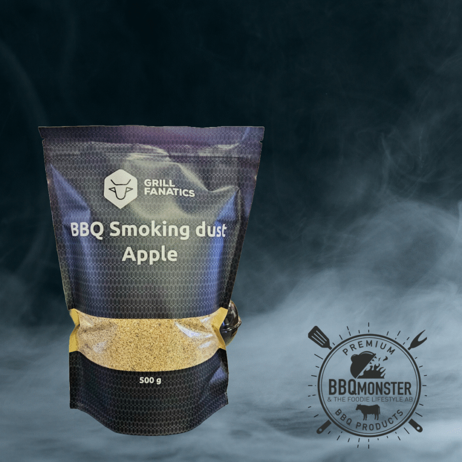Rökspån "sågspån" - Äpple - smoking dust för kallrökning, minsta partitionerna för bättre kallrökning Smoking dust, Rökspån, rökflis, wood chips, chunks, rökträ, rökved - det finns en del olika namn och än så länge verkar inte Svensken ha bestämt sig för vilket ord som ligger bäst på tungan. Hur som helst - vad vi alla är överens om är att det gör väldigt stor skillnad på smak och upplevelse genom att tillföra torrt trä till kolen, briketterna eller gasolbrännarna. Smoking dust är den mest finfördelade varianten och därmed möjlig att packa hårt i en "kallröknings-spriral" eller en smoker tube / röktub (däri du med fördel kan blanda flis, pellets och dust) Äpple som rökträ: Äpple ger en söt och behaglig doft och räknas som ett av de mildare alternativen och är tveklöst det mest populära alternativet för att röka griskött i olika former. Läs mer om rökträ i vår grillskola Ca 500 gram av finaste fördelningen av rökflis som finns att uppbringa - smoking dust Om att använda trä för att skapa rök: Målet när du tillför rökträ är att skapa en fullständig förbränning där röken är klar och fin, inte tjock och mullrande. Thin blue smoke pratar det stora landet i väster om och även om det inte alltid är blå rök som lämnar skorstenen så kan du ha det i bakhuvudet: mörk rök är dåligt, vit rök är bättre men inte bra, ljus eller blåskimrande rök är frisk rök och ger bäst smak och doft. Om du upplever att röken inte är ljus kan du testa att öppna spjällen något mer och på så sätt förbättra förbränningen. Var dock noggrann med att se till att temperaturen inte rusar iväg.  Kom ihåg: Använd Smoking dust i en kallröknings-spiral eller i en röktub/smoker tube Använd bara trä som du gillar doften från Ljus, klar rök (öka luftflödet om det behövs)