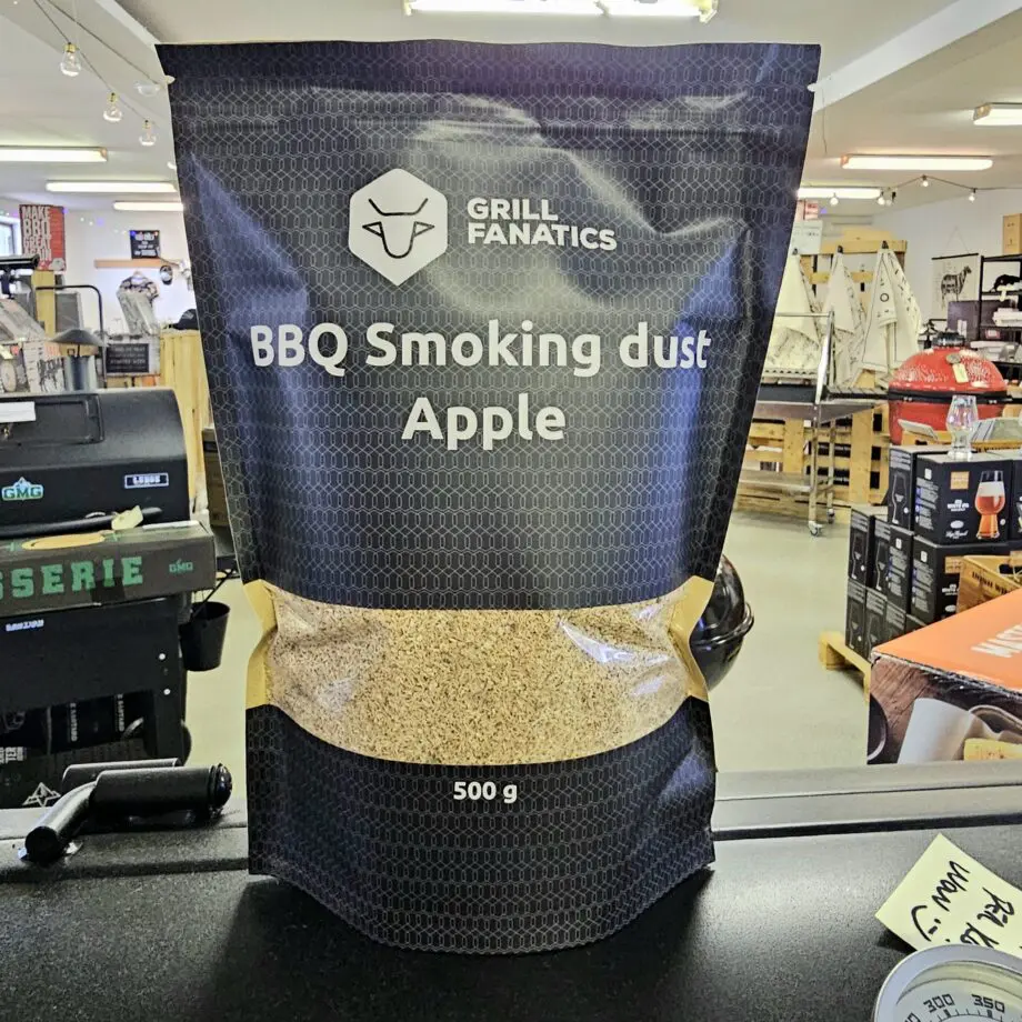 Rökspån "sågspån" - Äpple - smoking dust för kallrökning, minsta partitionerna för bättre kallrökning Smoking dust, Rökspån, rökflis, wood chips, chunks, rökträ, rökved - det finns en del olika namn och än så länge verkar inte Svensken ha bestämt sig för vilket ord som ligger bäst på tungan. Hur som helst - vad vi alla är överens om är att det gör väldigt stor skillnad på smak och upplevelse genom att tillföra torrt trä till kolen, briketterna eller gasolbrännarna. Smoking dust är den mest finfördelade varianten och därmed möjlig att packa hårt i en "kallröknings-spriral" eller en smoker tube / röktub (däri du med fördel kan blanda flis, pellets och dust) Äpple som rökträ: Äpple ger en söt och behaglig doft och räknas som ett av de mildare alternativen och är tveklöst det mest populära alternativet för att röka griskött i olika former. Läs mer om rökträ i vår grillskola Ca 500 gram av finaste fördelningen av rökflis som finns att uppbringa - smoking dust Om att använda trä för att skapa rök: Målet när du tillför rökträ är att skapa en fullständig förbränning där röken är klar och fin, inte tjock och mullrande. Thin blue smoke pratar det stora landet i väster om och även om det inte alltid är blå rök som lämnar skorstenen så kan du ha det i bakhuvudet: mörk rök är dåligt, vit rök är bättre men inte bra, ljus eller blåskimrande rök är frisk rök och ger bäst smak och doft. Om du upplever att röken inte är ljus kan du testa att öppna spjällen något mer och på så sätt förbättra förbränningen. Var dock noggrann med att se till att temperaturen inte rusar iväg.  Kom ihåg: Använd Smoking dust i en kallröknings-spiral eller i en röktub/smoker tube Använd bara trä som du gillar doften från Ljus, klar rök (öka luftflödet om det behövs)