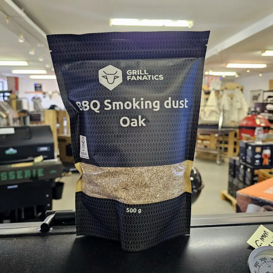 Rökspån "sågspån" - Ek - smoking dust för kallrökning, minsta partitionerna för bättre kallrökning Smoking dust, Rökspån, rökflis, wood chips, chunks, rökträ, rökved - det finns en del olika namn och än så länge verkar inte Svensken ha bestämt sig för vilket ord som ligger bäst på tungan. Hur som helst - vad vi alla är överens om är att det gör väldigt stor skillnad på smak och upplevelse genom att tillföra torrt trä till kolen, briketterna eller gasolbrännarna. Smoking dust är den mest finfördelade varianten och därmed möjlig att packa hårt i en "kallröknings-spriral" eller en smoker tube / röktub (däri du med fördel kan blanda flis, pellets och dust) Ek som rökträ: Ek ger en robust och trevlig doft med en mjuk touch av vanilj och räknas som ett universellt rökträ som passar både nötkött, griskött och fisk . Läs mer om rökträ i vår grillskola Ca 500 gram av finaste fördelningen av rökflis som finns att uppbringa - smoking dust Om att använda trä för att skapa rök: Målet när du tillför rökträ är att skapa en fullständig förbränning där röken är klar och fin, inte tjock och mullrande. Thin blue smoke pratar det stora landet i väster om och även om det inte alltid är blå rök som lämnar skorstenen så kan du ha det i bakhuvudet: mörk rök är dåligt, vit rök är bättre men inte bra, ljus eller blåskimrande rök är frisk rök och ger bäst smak och doft. Om du upplever att röken inte är ljus kan du testa att öppna spjällen något mer och på så sätt förbättra förbränningen. Var dock noggrann med att se till att temperaturen inte rusar iväg. Kom ihåg: Använd Smoking dust i en kallröknings-spiral eller i en röktub/smoker tube Använd bara trä som du gillar doften från Ljus, klar rök (öka luftflödet om det behövs)