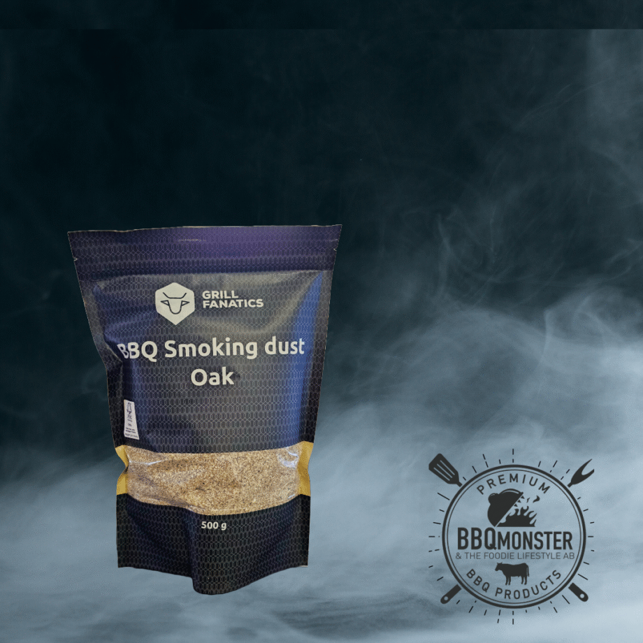 Rökspån "sågspån" - Ek - smoking dust för kallrökning, minsta partitionerna för bättre kallrökning Smoking dust, Rökspån, rökflis, wood chips, chunks, rökträ, rökved - det finns en del olika namn och än så länge verkar inte Svensken ha bestämt sig för vilket ord som ligger bäst på tungan. Hur som helst - vad vi alla är överens om är att det gör väldigt stor skillnad på smak och upplevelse genom att tillföra torrt trä till kolen, briketterna eller gasolbrännarna. Smoking dust är den mest finfördelade varianten och därmed möjlig att packa hårt i en "kallröknings-spriral" eller en smoker tube / röktub (däri du med fördel kan blanda flis, pellets och dust) Ek som rökträ: Ek ger en robust och trevlig doft med en mjuk touch av vanilj och räknas som ett universellt rökträ som passar både nötkött, griskött och fisk . Läs mer om rökträ i vår grillskola Ca 500 gram av finaste fördelningen av rökflis som finns att uppbringa - smoking dust Om att använda trä för att skapa rök: Målet när du tillför rökträ är att skapa en fullständig förbränning där röken är klar och fin, inte tjock och mullrande. Thin blue smoke pratar det stora landet i väster om och även om det inte alltid är blå rök som lämnar skorstenen så kan du ha det i bakhuvudet: mörk rök är dåligt, vit rök är bättre men inte bra, ljus eller blåskimrande rök är frisk rök och ger bäst smak och doft. Om du upplever att röken inte är ljus kan du testa att öppna spjällen något mer och på så sätt förbättra förbränningen. Var dock noggrann med att se till att temperaturen inte rusar iväg. Kom ihåg: Använd Smoking dust i en kallröknings-spiral eller i en röktub/smoker tube Använd bara trä som du gillar doften från Ljus, klar rök (öka luftflödet om det behövs)