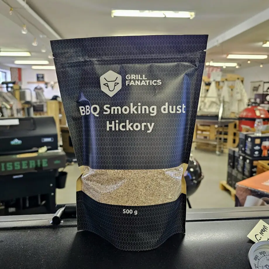 Rökspån "sågspån" - Hickory - smoking dust för kallrökning, minsta partitionerna för bättre kallrökning Smoking dust, Rökspån, rökflis, wood chips, chunks, rökträ, rökved - det finns en del olika namn och än så länge verkar inte Svensken ha bestämt sig för vilket ord som ligger bäst på tungan. Hur som helst - vad vi alla är överens om är att det gör väldigt stor skillnad på smak och upplevelse genom att tillföra torrt trä till kolen, briketterna eller gasolbrännarna. Smoking dust är den mest finfördelade varianten och därmed möjlig att packa hårt i en "kallröknings-spriral" eller en smoker tube / röktub (däri du med fördel kan blanda flis, pellets och dust) Hickory som rökträ: Hickory ger en kraftig, pepprig rök och räknas som nummer 1 för nötkött. Läs mer om rökträ i vår grillskola Ca 500 gram av finaste fördelningen av rökflis som finns att uppbringa - smoking dust Om att använda trä för att skapa rök: Målet när du tillför rökträ är att skapa en fullständig förbränning där röken är klar och fin, inte tjock och mullrande. Thin blue smoke pratar det stora landet i väster om och även om det inte alltid är blå rök som lämnar skorstenen så kan du ha det i bakhuvudet: mörk rök är dåligt, vit rök är bättre men inte bra, ljus eller blåskimrande rök är frisk rök och ger bäst smak och doft. Om du upplever att röken inte är ljus kan du testa att öppna spjällen något mer och på så sätt förbättra förbränningen. Var dock noggrann med att se till att temperaturen inte rusar iväg. Kom ihåg: Använd Smoking dust i en kallröknings-spiral eller i en röktub/smoker tube Använd bara trä som du gillar doften från Ljus, klar rök (öka luftflödet om det behövs)