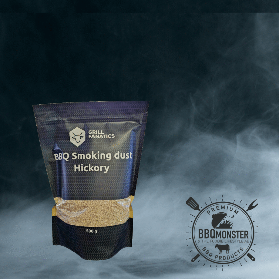 Rökspån "sågspån" - Hickory - smoking dust för kallrökning, minsta partitionerna för bättre kallrökning Smoking dust, Rökspån, rökflis, wood chips, chunks, rökträ, rökved - det finns en del olika namn och än så länge verkar inte Svensken ha bestämt sig för vilket ord som ligger bäst på tungan. Hur som helst - vad vi alla är överens om är att det gör väldigt stor skillnad på smak och upplevelse genom att tillföra torrt trä till kolen, briketterna eller gasolbrännarna. Smoking dust är den mest finfördelade varianten och därmed möjlig att packa hårt i en "kallröknings-spriral" eller en smoker tube / röktub (däri du med fördel kan blanda flis, pellets och dust) Hickory som rökträ: Hickory ger en kraftig, pepprig rök och räknas som nummer 1 för nötkött. Läs mer om rökträ i vår grillskola Ca 500 gram av finaste fördelningen av rökflis som finns att uppbringa - smoking dust Om att använda trä för att skapa rök: Målet när du tillför rökträ är att skapa en fullständig förbränning där röken är klar och fin, inte tjock och mullrande. Thin blue smoke pratar det stora landet i väster om och även om det inte alltid är blå rök som lämnar skorstenen så kan du ha det i bakhuvudet: mörk rök är dåligt, vit rök är bättre men inte bra, ljus eller blåskimrande rök är frisk rök och ger bäst smak och doft. Om du upplever att röken inte är ljus kan du testa att öppna spjällen något mer och på så sätt förbättra förbränningen. Var dock noggrann med att se till att temperaturen inte rusar iväg. Kom ihåg: Använd Smoking dust i en kallröknings-spiral eller i en röktub/smoker tube Använd bara trä som du gillar doften från Ljus, klar rök (öka luftflödet om det behövs)