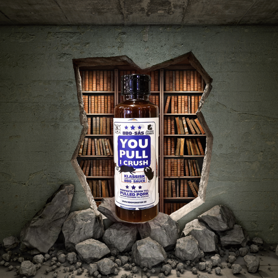 You Pull I Crush - BBQ sås - frisk och fräsch Tennessee style BBQ sauce - perfekt till pulled pork och kyckling Din nya favorit om du gillar lite syrligare BBQ-sås där cidervinäger får lysa igenom Med stolthet presenterar vi äntligen vår egna serie med högkvalitativa BBQ såser! Det tog ett par år innan vi var nöjda, men nu är den äntligen här - YOU PULL, I CRUSH Vi ville hitta den perfekta balansen mellan kittlande Cidervinäger (utan att tungan kryllar sig), balanserad sötma och en struktur som upplevs som len snarare än sträv (vilket  annars är risken med syrligare BBQ-såser) - och det var svårare än vi trodde, men till sist satt den där! Namnet kommer från så som BBQmonster brukar visa upp pulled pork på Instagram, Facebook och Youtube - vi rullar in köttet i slaktarpapper vid 94 grader, vilar ner det till 75 grader och därefter trycker/krossar (crush) vi det, snarare än att vi drar det med köttklor eller gafflar. Tanken är också att denna sås skall krossa dina förväntningar...på rätt sätt - överträffa dina förväntningar och att denna BBQ-sås skall bli den sås som du alltid vill skall finnas på bordet när du serverar Pulled Pork och andra feta detaljer av gris, men även grillad kyckling.  Detta är en sås som till sin konsistens kan tryckas ut ur sin flaska likt ketchup - lättflytande, inte för trög, och därmed även med full potential att bli en favorit även som en "binder" på köttet innan du lägger på en rub. I takt med att handelsutbytet mellan EU och USA ser ut att försvåras är vi extra glada att kunna ge beskedet att våra såser är producerade i EU och därmed har vi säkrat att du skall ha fortsatt tillgång till goda kvalitets-såser för din grillning, din BBQ, glaze till ribs, sås i smashburgaren och något gott direkt på tallriken till vettiga priser. Vi har under våra snart 10 år som one-stop-bbqshop sålt och provsmakat 100 tals olika sorters BBQ såser och vi kan med handen på hjärtat, lite osvenskt, säga att detta är en av den bästa och mest "smooth" vinägersås vi smakat - You Pull, I Crush.