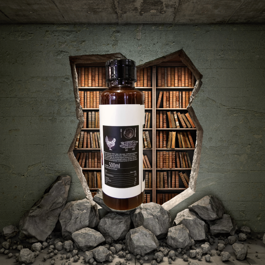 You Pull I Crush - BBQ sås - frisk och fräsch Tennessee style BBQ sauce - perfekt till pulled pork och kyckling Din nya favorit om du gillar lite syrligare BBQ-sås där cidervinäger får lysa igenom Med stolthet presenterar vi äntligen vår egna serie med högkvalitativa BBQ såser! Det tog ett par år innan vi var nöjda, men nu är den äntligen här - YOU PULL, I CRUSH Vi ville hitta den perfekta balansen mellan kittlande Cidervinäger (utan att tungan kryllar sig), balanserad sötma och en struktur som upplevs som len snarare än sträv (vilket  annars är risken med syrligare BBQ-såser) - och det var svårare än vi trodde, men till sist satt den där! Namnet kommer från så som BBQmonster brukar visa upp pulled pork på Instagram, Facebook och Youtube - vi rullar in köttet i slaktarpapper vid 94 grader, vilar ner det till 75 grader och därefter trycker/krossar (crush) vi det, snarare än att vi drar det med köttklor eller gafflar. Tanken är också att denna sås skall krossa dina förväntningar...på rätt sätt - överträffa dina förväntningar och att denna BBQ-sås skall bli den sås som du alltid vill skall finnas på bordet när du serverar Pulled Pork och andra feta detaljer av gris, men även grillad kyckling.  Detta är en sås som till sin konsistens kan tryckas ut ur sin flaska likt ketchup - lättflytande, inte för trög, och därmed även med full potential att bli en favorit även som en "binder" på köttet innan du lägger på en rub. I takt med att handelsutbytet mellan EU och USA ser ut att försvåras är vi extra glada att kunna ge beskedet att våra såser är producerade i EU och därmed har vi säkrat att du skall ha fortsatt tillgång till goda kvalitets-såser för din grillning, din BBQ, glaze till ribs, sås i smashburgaren och något gott direkt på tallriken till vettiga priser. Vi har under våra snart 10 år som one-stop-bbqshop sålt och provsmakat 100 tals olika sorters BBQ såser och vi kan med handen på hjärtat, lite osvenskt, säga att detta är en av den bästa och mest "smooth" vinägersås vi smakat - You Pull, I Crush.