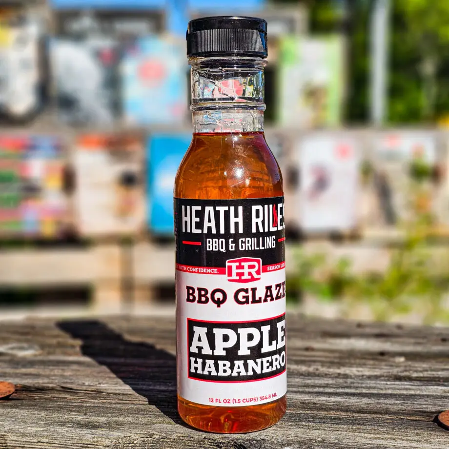 Glaze - BBQ Glaze - Apple Habanero - Frisk och fräsch glaze utan röksmak - Kvalitetsprodukt från Heath Riles - låt köttet skina! Efterfrågan på fruktiga BBQ såser utan röksmak växer och många är ute efter något som passar perfekt för att möta upp kött som gått över kol och rökträ i timmar - en Glaze med andra ord. Detta är en fantastiskt välsmakande BBQ glaze som passar perfekt på allt griskött, allt från en fläskfile till ribs. Denna Glaze lägger du på i slutet av BBQ-sessionen för att undvika att sockret bränns. Lägg ett tunt lager, låt torka i värmen, repetera så många gånger du önskar. Från provsmakningen: Friska toner av äpple och ett milt sting av habanero (denna glaze är absolut barnvänlig så oroa dig inte över att det skulle vara en het glaze). Sötman är omfamnande och vi är övertygade om att det skulle gå utmärkt att göra en fantastisk drink med denna glaze och då ersätta sockerlösning i exempelvis drinken Lynchburg Lemonade. Innehåller 354 gram (kommer i praktisk plastflaska med "ketchup-topp") Ingredienser: Socker, vatten, äppeljuicekoncentrat, destillerad vinäger, askorbinsyra, natriumbensoat, kaliumsorbat, habaneropulver, xantangummi och skumdämpare Näringsinnehåll per 100gram Energi kcal 250 Fett(g) 0,0 (varav mättat 0) Kolhydrater (g) 60,7 (varav sockerarter 60,7) Protein (g) 0,0 Salt (g) 0,17 Tips:  Hur du väljer rätt sås. När du väljer en Glaze, BBQ-sås (grillsås) bör du fundera vad du vill att den skall tillföra. De flesta såser går att använda både som "mopping sauce" (pensla köttet med) samt som en kall eller varm sås direkt vid bordet. Smaken Börja med att smaka på den rub som du använt är den salt? undvik en för buljongtung grillsås, välj hellre en söt grillsås som tar udden av sältan. är den söt? undvik något som ytterligare sprider sötma och tyng, välj hellre något syrligt. är den rökig? undvika att ytterligare skruva upp rökvolymen, välj hellre en söt rub som rundar av. är den stark? välj helst en söt sås. Sötma sätter fart på smaktåget och låter styrkan upplevas fullt ut. Konsistensen: Är BBQ-såsen för tjock? Speciellt vid pensling föredrar många en tunnare sås, och då kan det vara läge att späda ut såsen och följande är vanliga vätskor att använda: Öl Vinäger Vatten Vitt vin Rött vin Det är dock bara din fantasi som sätter gränsen på vad som kan användas - testa dig fram - det är så de bästa recepten växer fram. Kom ihåg -det som du gillar är rätt för dig!