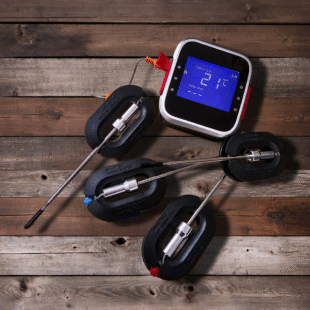 Grilltermometer som sänder till mobilen Stabil termometer för BBQ och Grillning low & slow Trådlös termometer med lång räckvidd Kapacitet att mäta på 6 olika punkter eller 6 olika objekt samtidigt (Inkluderar 4 givare (probes) samt hållare för gallret) BBQ och Grilltermometer med Bluetooth och smart app som gör det enkelt att ställa in övervakning på önskat gradtal. Ljusstark display som dessutom kan vinkeljusteras för att synas ännu tydligare, oavsett om den ligger, står eller hänger på sin magnet. Denna appstyrda Bluetooth termometer kommer med 4stycken uppdaterade probes (med stålhandtag) samt hållare för kabeln för trasselfri förvaring i kökslådan. Termometern kan utrustas med ytterligare 2 probes (alltså 6 mätpunkter) samtidigt. Lång räckvidd Vid fri sikt utomhus har du upp mot 60 meters räckvidd, detta mått är kanske av mindre betydelse och de flesta bryr sig mest om att det det skall finnas räckvidd från grillen som står på uteplatsen och in till mobilen oavsett var i huset denna befinner sig. Med väggar emellan uppgår räckvidden till cirka 30 meter, men som vanligt beror slutligen räckvidden på vilket material som finns mellan termometer och telefon. Vid test i en villa med stenväggar (murblock och tegel) finns täckning från grillen som står 6 meter från huset och vidare in hela villan som är 14 meter lång. Ju mer fönster och ju mindre väggar det finns emellan desto längre räckvidd. Vattentät Denna trådlösa termometer är vattentät (spolsäker) och kan med gott samvete sova utomhus om BBQ-festen skulle göra ditt minne sprött... Tunna nålar Detta är den senaste Bluetooth termometern i BBQmonsters sortiment. Den levereras med uppdaterade nålar (probes) som har en tunnare spets och en ännu tåligare uppbyggnad. Dessa probes tåler upp till 300 grader under kortare stunder (tidigare modell i silikon upp till 250 grader). Tunn spets på nålen gör att köttet blöder igenom mindre. Enkel installering Det finns en risk att du som kund får rysningar när du hör ordet Bluetooth tillsammans med ordet termometer - BBQmonster förstår dig. Detta är den första serie av Bluetooth termometers som hållit måttet för det som är allas första baskrav: enkel parkoppling, lättanvänd app Smidig smart App som ritar graf över temp-utv Lägg till att du dessutom får en snygg, pålitlig (korrekt) termometer med upp till hela 6 stycken givare (probes) och en extremt stabil app med alla tänkbara möjligheter. Appen laddar du ner gratis (sök: Togrill) och med denna installerad får du en visuell guidning på hur du parkopplar din termometer med din telefon.  Du kan lägga in egna temperaturer med namn på vad det larmet gäller (ex: Brisket 94 grader eller i klartext "Ta ut Pulled pork 92 grader"). Du kan också lägga in ett INTERVALL-alarm (ex: "Grilltemp Pulled pork 103-125 grader"), går tempen utanför intervallet så ljuder larmet högt och tydligt. En riktigt nördig men nyttig funktion för att lära sig förstå grill och BBQ är att appen sparar dina projekt så att du kan se tiden det tog med mera. Visar batteristatus i procentform Visar mottagningens status och varnar vid förlorad kontakt Benstöd Denna BBQ och grill termometer har inbyggt, vinklingsbart stödben (som en vagga) vilket gör att du kan ha den stående, liggande eller hängandes med en vinkel som gör displayen visuellt tydlig oavsett position. Hållare för galler Det medföljer en hållare för att klämma fast på gallret. Använd alltid en sådan för den nålen som du skall använda för att mäta temperaturen i själva grillen/kamadon. Detta ökar livslängden på nålen genom att skydda kabel och nål (probe) från den kraftiga överföringsvärme som ledningsförmågan i metall innebär (jämför med att hålla din hand inne i 170 graders värme mot att greppa ett objekt som är 170 grader varmt...detta är "the power of ledningsförmåga"...all metall leder bättre än luft). Prober är förbrukningsartiklar - för maximal livslängd gör så här: Diska endast "nålen" (undvik att vatten rinner in mot nålens fäste) Torka endast vajern med torrt papper Undvik flammor och heta grillningar (även om grillens termometer visar ex 150 grader är en låga alltid varmare än vad nål och vajer klarar mer än enstaka sekunder). Övrigt App finns för Apple och Android. Drivs av två stycken R6 (AA) batteri (uppskattat att inte behöva ha ytterligare en laddningsbar pryl - eller hur!). 4 probes (givare) medföljer och vill du köpa fler probes så kan du göra det här