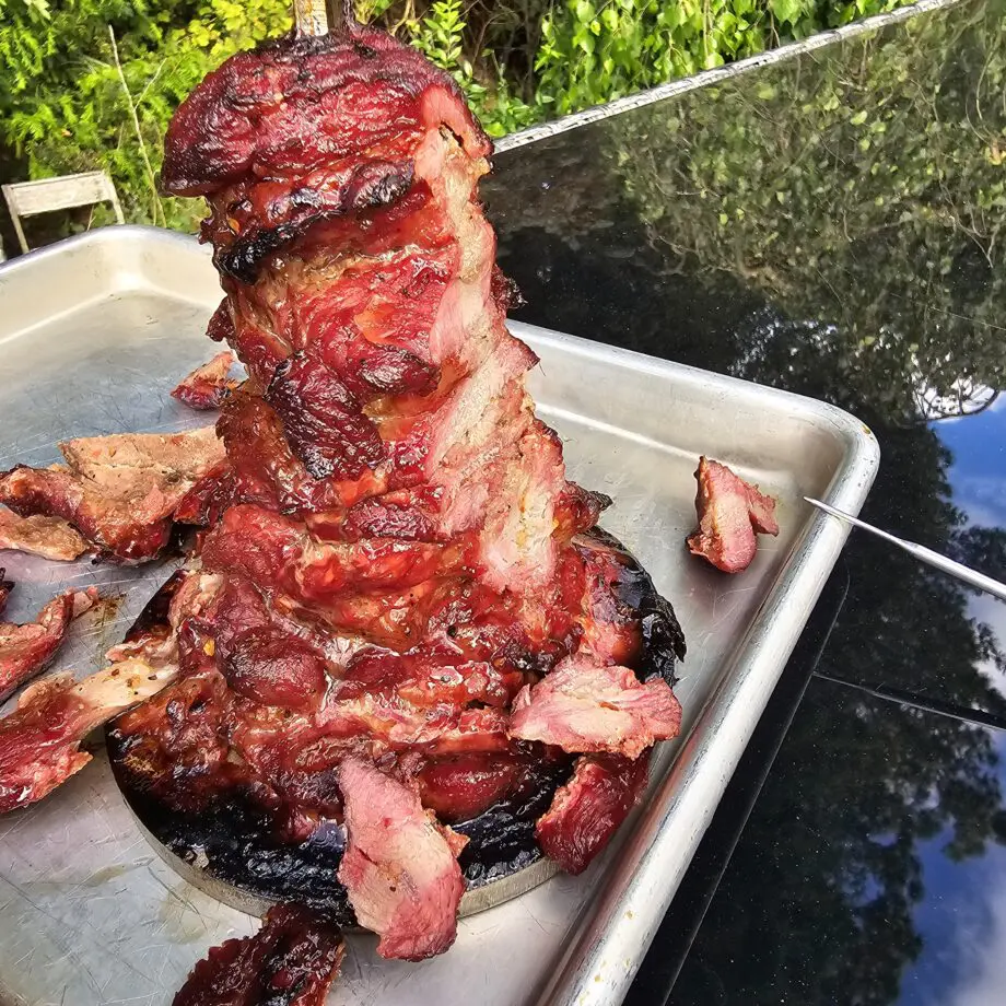 Vertikalt grillspett - perfekt för kebab och taco al pastor. 900 gram rostfritt stål made in Sweden Grymt stabil kvalitet - made in SWE Här har du ett riktigt stabilt vertikalt grillspett som står stadigt även fullastat med skivor av karré, abanico, kyckling eller vad du nu önskar. Grillspettet är 19 cm högt och rymmer gott om kött som du packar på i tunna skivor. Basen som detta vertikala grillspett står på har en diameter på 13cm. Tillsammans en vikt på närmre kilot gör att det står stabilt utan svaj. Grundreceptet på Kebab är att tina upp en bit Karré eller ännu hellre en förpackning abanico (se vår köttsida). Innan köttet är fullständigt upptinat så passar du på att skära ner det i skivor om ca 1cm i tjocklek. Försök göra bitarna jämnstora, helst runt 10-12 cm i diameter om möjligt. Blanda vatten, saften från en halv citron, lite ljus öl, en pressad vitlök eller två, lökhack av en scharlottenlök och några matskedar av Grisen från Iberico. Smaka av och känn att du fått tillräckligt med sälta i marinaden. Höll därefter på några matskedar olivolja och vispa samman. Lätt köttet i en burk som förses med lock och häll därefter på marinaden. Låt sova i kylen i minst 6 timmar men gärna ett helt dygn. Gör grillen redo för indirekt grillning (i en kamado med enbart en (1) deflektorsten) och en temp på runt 145 grader. Trä uppköttet på det vertikala grillspettet. Ställ in spettet i grillen (i kamadon ovanför deflektorstenen) och lägg gärna på äpple eller ekträ för en extra dimension. Snurra spettet varje timme så att alla sidor får möta sidan där kolen ligger. Kör köttet till minst 80 grader, gärna 85-90 grader om köttet är rejält fett. Önskar du tillföra sötma så kan du glazea köttet med en fruktig glaze sista minuterna. Låt spettet stå i rumstemp med köttet på tills inner tempen är ca 75 grader. Skär därefter köttet med en riktigt vass kniv där du betar av 1 cm åt gången tills du når spettet från alla håll. Servera med pitabröd, somun-bröd eller mjuka tacobröd tillsammans med grönsallad och en hemmaslungad vitlökssås (cremefraishe, amerikansk mayo, pressad vitlök, oregano, salt och svartpeppar). Öppna munnen och stoppa in i "huet" - mmmm!  Går att diska i diskmaskin. Använd svinto eller skrubbsvamp om det bränner fast sot eller matrester (det finns ingen ytbehandling på stålet - alltså inget som kan lossna och hamna i maten). borstat rostfritt stål 4mm grovt spett 14 cm högt spett BBQmonster made in SWE Se även våra platta grillspett som finns i 40cm och  50cm långa