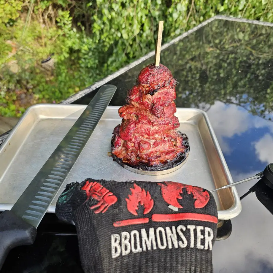 Vertikalt grillspett - perfekt för kebab och taco al pastor. 900 gram rostfritt stål made in Sweden Grymt stabil kvalitet - made in SWE Här har du ett riktigt stabilt vertikalt grillspett som står stadigt även fullastat med skivor av karré, abanico, kyckling eller vad du nu önskar. Grillspettet är 19 cm högt och rymmer gott om kött som du packar på i tunna skivor. Basen som detta vertikala grillspett står på har en diameter på 13cm. Tillsammans en vikt på närmre kilot gör att det står stabilt utan svaj. Grundreceptet på Kebab är att tina upp en bit Karré eller ännu hellre en förpackning abanico (se vår köttsida). Innan köttet är fullständigt upptinat så passar du på att skära ner det i skivor om ca 1cm i tjocklek. Försök göra bitarna jämnstora, helst runt 10-12 cm i diameter om möjligt. Blanda vatten, saften från en halv citron, lite ljus öl, en pressad vitlök eller två, lökhack av en scharlottenlök och några matskedar av Grisen från Iberico. Smaka av och känn att du fått tillräckligt med sälta i marinaden. Höll därefter på några matskedar olivolja och vispa samman. Lätt köttet i en burk som förses med lock och häll därefter på marinaden. Låt sova i kylen i minst 6 timmar men gärna ett helt dygn. Gör grillen redo för indirekt grillning (i en kamado med enbart en (1) deflektorsten) och en temp på runt 145 grader. Trä uppköttet på det vertikala grillspettet. Ställ in spettet i grillen (i kamadon ovanför deflektorstenen) och lägg gärna på äpple eller ekträ för en extra dimension. Snurra spettet varje timme så att alla sidor får möta sidan där kolen ligger. Kör köttet till minst 80 grader, gärna 85-90 grader om köttet är rejält fett. Önskar du tillföra sötma så kan du glazea köttet med en fruktig glaze sista minuterna. Låt spettet stå i rumstemp med köttet på tills inner tempen är ca 75 grader. Skär därefter köttet med en riktigt vass kniv där du betar av 1 cm åt gången tills du når spettet från alla håll. Servera med pitabröd, somun-bröd eller mjuka tacobröd tillsammans med grönsallad och en hemmaslungad vitlökssås (cremefraishe, amerikansk mayo, pressad vitlök, oregano, salt och svartpeppar). Öppna munnen och stoppa in i "huet" - mmmm!  Går att diska i diskmaskin. Använd svinto eller skrubbsvamp om det bränner fast sot eller matrester (det finns ingen ytbehandling på stålet - alltså inget som kan lossna och hamna i maten). borstat rostfritt stål 4mm grovt spett 14 cm högt spett BBQmonster made in SWE Se även våra platta grillspett som finns i 40cm och  50cm långa