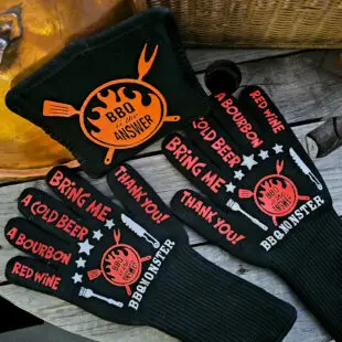 Grillhandskar + Grytlapp Deluxe BBQmonster kit - när du behöver bästa skyddet - bästa, coolaste, längsta BBQ Gloves + power mit - Värmetåliga Handskar och extrem grytlapp - skyddar bättre än läder! Grillhandskar + Grytlapp deluxe, vår uppdaterade design här i kit med en "power mit" perfekt när vi pratar om extremvärme. Silikonprint för enkelt teckenspråk genom fönstret ;) Grillvantar, BBQ gloves, BBQ-handskar, Värmetåliga handskar - kärt barn har många namn och är ett måste för Kamado-ägaren eller den som tröttnat på grilltången för att försöka flytta gallret eller deflektorstenar = grundpackning 1A! Våra Grillhandskar BBQmonster har vi gjort i olika designer sedan starten 2017 och det är ingen lögn när vi skriver att dessa värmetåliga handskar älskas av kunderna. Inte bara rackarens snygga utan också smidiga, bekväma och inte viktigast av allt - värmetålig utsida som tåler upp till 500 grader C. Fodret är mjuk och bekvämt och storleken på handskarna är tilltagna så att du enkelt kan dem av och på utan struligheter. Detta par kommer i ett kit som innehåller två Grillhandskar + Grytlapp som är gjord i samma extremt värmetåliga textil - perfekt när vi pratar om extremvärme som pizzabakning eller stekbord i kolstål som behöver flyttas "in action"