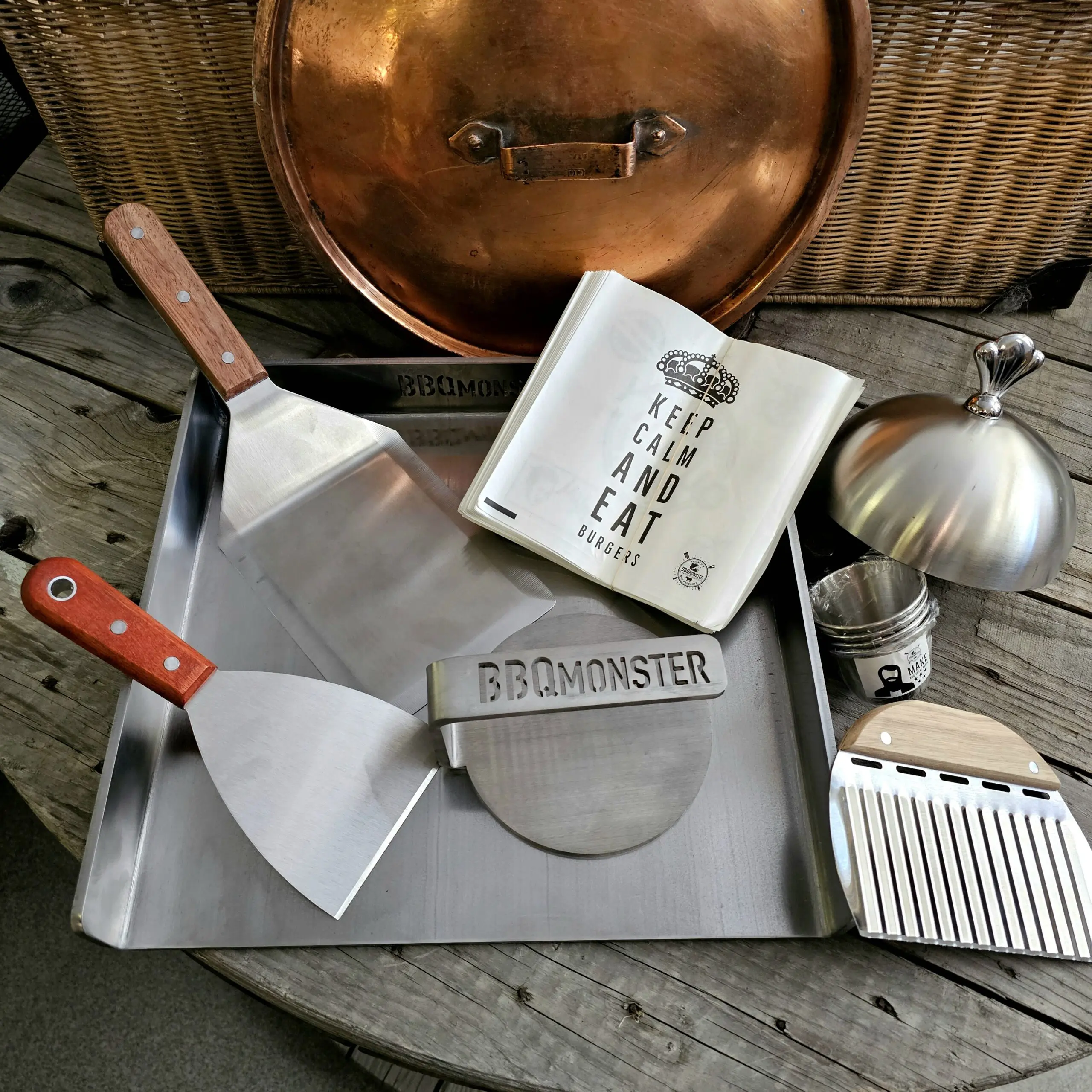 Smashburger kit 34x32 kolstål Inkluderar allt du behöver för perfekta smash burgers stekbord för 47cm grillar / kamados / spisar Stekyta perfekt för fyra hamburgare Maxad yta för 47cm grillar och kamados Smashburger kit 34x32 kolstål - här har du BBQmonsters kompletta kit för smash-burgers. Innehåller allt du behöver för att lyckas med helheten. Spara 324kr! BBQmonsters Smashburger kit innehåller: Stekbord kolstål 34x32 cm Smasher / smash-tool Spatula / flipper med rejäla mått Smältkupa / burger cloche Pommeskniv för vågformade pommes 100pack hamburgarefickor 4st dipskålar av metall