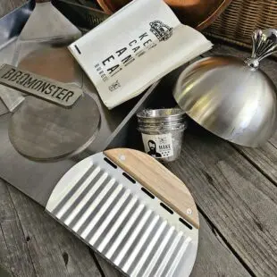 Smashburger kit 34x32 kolstål Inkluderar allt du behöver för perfekta smash burgers stekbord för 47cm grillar / kamados / spisar Stekyta perfekt för fyra hamburgare Maxad yta för 47cm grillar och kamados Smashburger kit 34x32 kolstål - här har du BBQmonsters kompletta kit för smash-burgers. Innehåller allt du behöver för att lyckas med helheten. Spara 324kr! BBQmonsters Smashburger kit innehåller: Stekbord kolstål 34x32 cm Smasher / smash-tool Spatula / flipper med rejäla mått Smältkupa / burger cloche Pommeskniv för vågformade pommes 100pack hamburgarefickor 4st dipskålar av metall