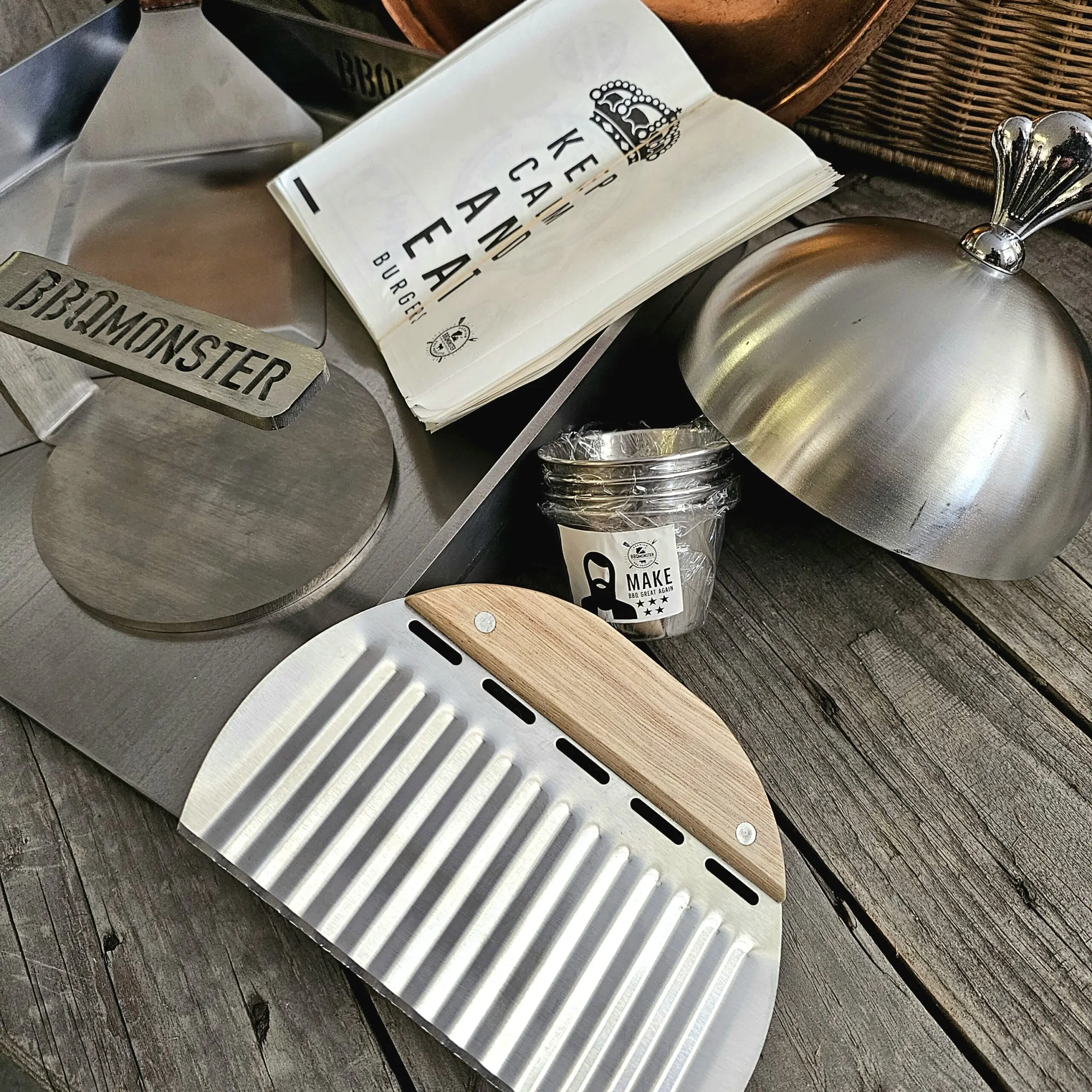 Smashburger kit 34x32 kolstål Inkluderar allt du behöver för perfekta smash burgers stekbord för 47cm grillar / kamados / spisar Stekyta perfekt för fyra hamburgare Maxad yta för 47cm grillar och kamados Smashburger kit 34x32 kolstål - här har du BBQmonsters kompletta kit för smash-burgers. Innehåller allt du behöver för att lyckas med helheten. Spara 324kr! BBQmonsters Smashburger kit innehåller: Stekbord kolstål 34x32 cm Smasher / smash-tool Spatula / flipper med rejäla mått Smältkupa / burger cloche Pommeskniv för vågformade pommes 100pack hamburgarefickor 4st dipskålar av metall