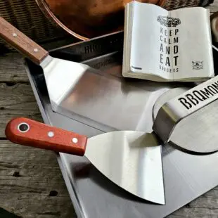 Smashburger kit 34x32 kolstål Inkluderar allt du behöver för perfekta smash burgers stekbord för 47cm grillar / kamados / spisar Stekyta perfekt för fyra hamburgare Maxad yta för 47cm grillar och kamados Smashburger kit 34x32 kolstål - här har du BBQmonsters kompletta kit för smash-burgers. Innehåller allt du behöver för att lyckas med helheten. Spara 324kr! BBQmonsters Smashburger kit innehåller: Stekbord kolstål 34x32 cm Smasher / smash-tool Spatula / flipper med rejäla mått Smältkupa / burger cloche Pommeskniv för vågformade pommes 100pack hamburgarefickor 4st dipskålar av metall