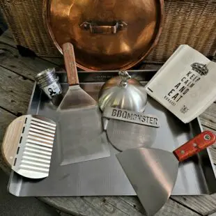 Smashburger kit 43x33,5 kolstål Inkluderar allt du behöver för perfekta smash burgers stekbord för grillar / kamados / spisar större än 54cm Stekyta perfekt för 6 hamburgare Maxad yta för weber 57 klotgrill och större kamados Smashburger kit 43x33,5 kolstål - här har du BBQmonsters kompletta kit för smash-burgers. Innehåller allt du behöver för att lyckas med helheten. Spara 374kr! BBQmonsters Smashburger kit innehåller: Stekbord kolstål 43x33,5 cm Smasher / smash-tool Spatula / flipper med rejäla mått Smältkupa / burger cloche Pommeskniv för vågformade pommes 100pack hamburgarefickor 6st dipskålar av metall