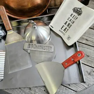 Smashburger kit 43x33,5 kolstål Inkluderar allt du behöver för perfekta smash burgers stekbord för grillar / kamados / spisar större än 54cm Stekyta perfekt för 6 hamburgare Maxad yta för weber 57 klotgrill och större kamados Smashburger kit 43x33,5 kolstål - här har du BBQmonsters kompletta kit för smash-burgers. Innehåller allt du behöver för att lyckas med helheten. Spara 374kr! BBQmonsters Smashburger kit innehåller: Stekbord kolstål 43x33,5 cm Smasher / smash-tool Spatula / flipper med rejäla mått Smältkupa / burger cloche Pommeskniv för vågformade pommes 100pack hamburgarefickor 6st dipskålar av metall