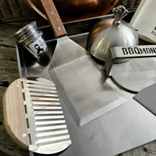 Smashburger kit 43x33,5 kolstål Inkluderar allt du behöver för perfekta smash burgers stekbord för grillar / kamados / spisar större än 54cm Stekyta perfekt för 6 hamburgare Maxad yta för weber 57 klotgrill och större kamados Smashburger kit 43x33,5 kolstål - här har du BBQmonsters kompletta kit för smash-burgers. Innehåller allt du behöver för att lyckas med helheten. Spara 374kr! BBQmonsters Smashburger kit innehåller: Stekbord kolstål 43x33,5 cm Smasher / smash-tool Spatula / flipper med rejäla mått Smältkupa / burger cloche Pommeskniv för vågformade pommes 100pack hamburgarefickor 6st dipskålar av metall