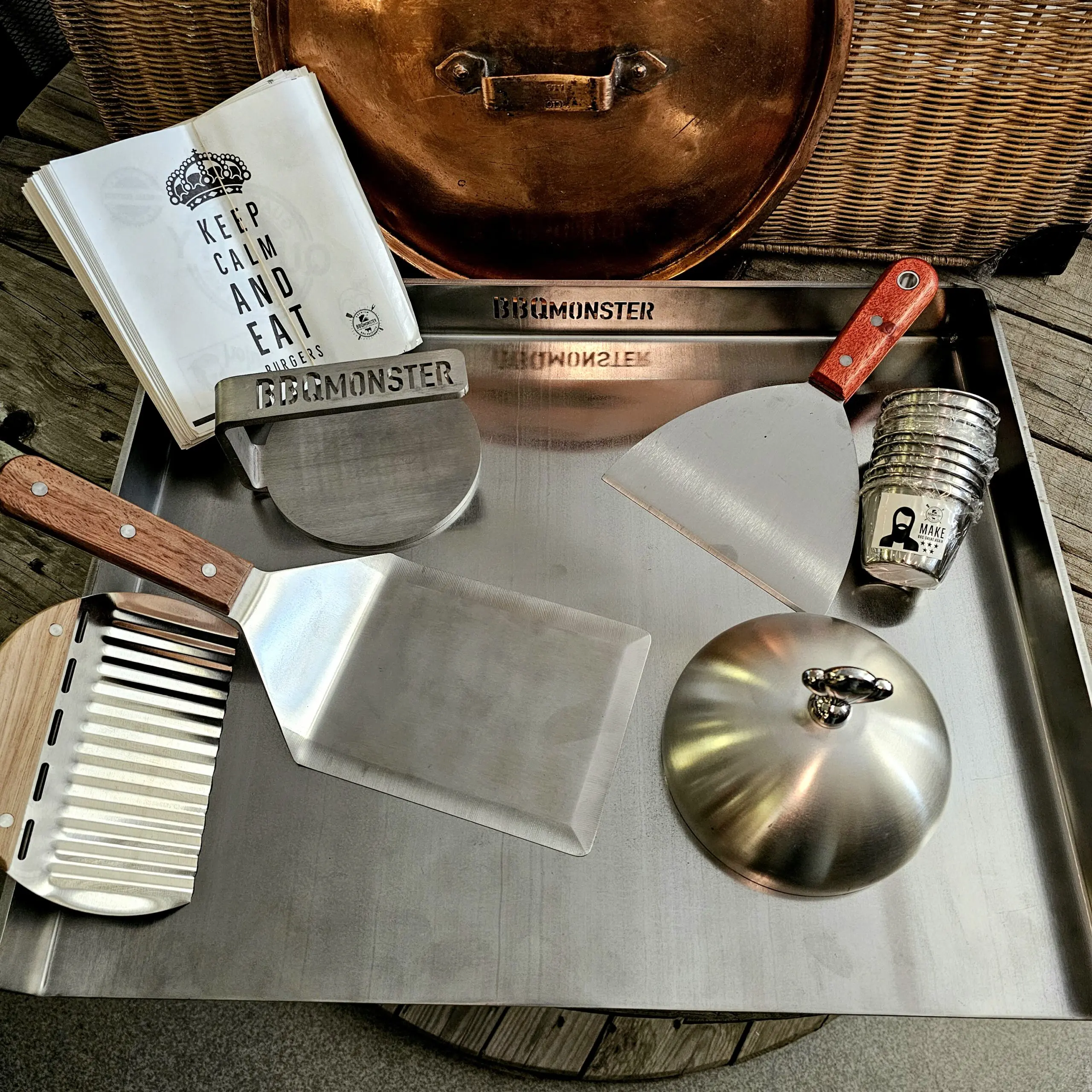 Smashburger kit 50x40 kolstål Inkluderar allt du behöver för perfekta smash burgers stekbord för grillar / kamados / spisar större än 54cm Stekyta perfekt för 9 hamburgare Maxad yta för större gasolgrillar, gasolspisar och andra spishällar Smashburger kit 50x40 kolstål - här har du BBQmonsters kompletta kit för smash-burgers. Innehåller allt du behöver för att lyckas med helheten. Spara 449kr! BBQmonsters Smashburger kit innehåller: Stekbord kolstål 50x40 cm Smasher / smash-tool Spatula / flipper med rejäla mått Smältkupa / burger cloche Pommeskniv för vågformade pommes 100pack hamburgarefickor 9st dipskålar av metall