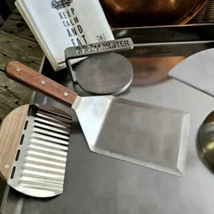 Smashburger kit 50x40 kolstål Inkluderar allt du behöver för perfekta smash burgers stekbord för grillar / kamados / spisar större än 54cm Stekyta perfekt för 9 hamburgare Maxad yta för större gasolgrillar, gasolspisar och andra spishällar Smashburger kit 50x40 kolstål - här har du BBQmonsters kompletta kit för smash-burgers. Innehåller allt du behöver för att lyckas med helheten. Spara 449kr! BBQmonsters Smashburger kit innehåller: Stekbord kolstål 50x40 cm Smasher / smash-tool Spatula / flipper med rejäla mått Smältkupa / burger cloche Pommeskniv för vågformade pommes 100pack hamburgarefickor 9st dipskålar av metall