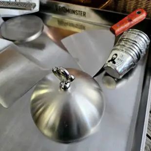 Smashburger kit 50x40 kolstål Inkluderar allt du behöver för perfekta smash burgers stekbord för grillar / kamados / spisar större än 54cm Stekyta perfekt för 9 hamburgare Maxad yta för större gasolgrillar, gasolspisar och andra spishällar Smashburger kit 50x40 kolstål - här har du BBQmonsters kompletta kit för smash-burgers. Innehåller allt du behöver för att lyckas med helheten. Spara 449kr! BBQmonsters Smashburger kit innehåller: Stekbord kolstål 50x40 cm Smasher / smash-tool Spatula / flipper med rejäla mått Smältkupa / burger cloche Pommeskniv för vågformade pommes 100pack hamburgarefickor 9st dipskålar av metall