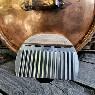 Pommesskärare - Pommeskniv köksredskap för att göra egna pommes - gör dina egna vågformade pommes Pommesskärare - Pommeskniv är ett köksredskap där du skapar en vågformad pommes av vanlig okokt potatis. En vågformad pommes blir enklare perfekt på en plåt, detta genom att inte hela potatisens yta ligger an mot plåten. Använd gärna oskalad potatis. Dela potatisen med en kniv till den tjocklek som du önskar på dina pommes. Skär därefter ut pommes genom att helt enkelt trycka det vassa bladet genom potatisen. Vasst slipad vågformad metall med handtag av äkta trä.