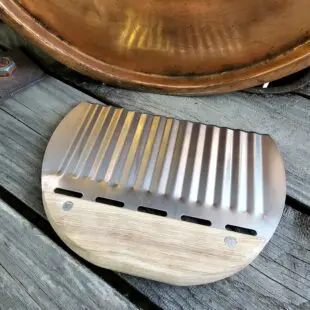 Pommesskärare - Pommeskniv köksredskap för att göra egna pommes - gör dina egna vågformade pommes Pommesskärare - Pommeskniv är ett köksredskap där du skapar en vågformad pommes av vanlig okokt potatis. En vågformad pommes blir enklare perfekt på en plåt, detta genom att inte hela potatisens yta ligger an mot plåten. Använd gärna oskalad potatis. Dela potatisen med en kniv till den tjocklek som du önskar på dina pommes. Skär därefter ut pommes genom att helt enkelt trycka det vassa bladet genom potatisen. Vasst slipad vågformad metall med handtag av äkta trä.