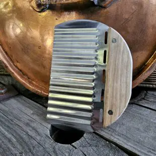 Pommesskärare - Pommeskniv köksredskap för att göra egna pommes - gör dina egna vågformade pommes Pommesskärare - Pommeskniv är ett köksredskap där du skapar en vågformad pommes av vanlig okokt potatis. En vågformad pommes blir enklare perfekt på en plåt, detta genom att inte hela potatisens yta ligger an mot plåten. Använd gärna oskalad potatis. Dela potatisen med en kniv till den tjocklek som du önskar på dina pommes. Skär därefter ut pommes genom att helt enkelt trycka det vassa bladet genom potatisen. Vasst slipad vågformad metall med handtag av äkta trä.