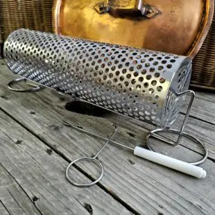 Grillkorg Tombola rullande grilltub på ställning för smidig grillning ersätter grillnät vid grillning av grönsaker och mindre bitar Grillkorg Tombola är grilltub som med sina två avtagbara ben hänger fritt i luften. Ersätter grillnät när du grillar grönsaker eller mindre bitar som annars riskerar falla igenom. BBQmonsters Grillkorg Tombola är en tubformad grillkorg som står på två ben (avtagbara). Genom att den hänger en bit ca 2cm ovan gallret kan den snurra fritt genom att du sätter fart på den med de medföljande verktygen eller dina handskbeklädda händer.