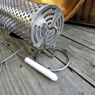 Grillkorg Tombola rullande grilltub på ställning för smidig grillning ersätter grillnät vid grillning av grönsaker och mindre bitar Grillkorg Tombola är grilltub som med sina två avtagbara ben hänger fritt i luften. Ersätter grillnät när du grillar grönsaker eller mindre bitar som annars riskerar falla igenom. BBQmonsters Grillkorg Tombola är en tubformad grillkorg som står på två ben (avtagbara). Genom att den hänger en bit ca 2cm ovan gallret kan den snurra fritt genom att du sätter fart på den med de medföljande verktygen eller dina handskbeklädda händer.