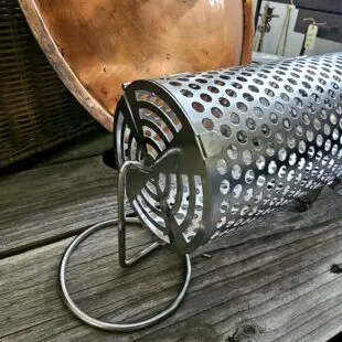 Grillkorg Tombola rullande grilltub på ställning för smidig grillning ersätter grillnät vid grillning av grönsaker och mindre bitar Grillkorg Tombola är grilltub som med sina två avtagbara ben hänger fritt i luften. Ersätter grillnät när du grillar grönsaker eller mindre bitar som annars riskerar falla igenom. BBQmonsters Grillkorg Tombola är en tubformad grillkorg som står på två ben (avtagbara). Genom att den hänger en bit ca 2cm ovan gallret kan den snurra fritt genom att du sätter fart på den med de medföljande verktygen eller dina handskbeklädda händer.