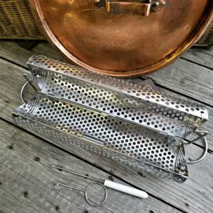 Grillkorg Tombola rullande grilltub på ställning för smidig grillning ersätter grillnät vid grillning av grönsaker och mindre bitar Grillkorg Tombola är grilltub som med sina två avtagbara ben hänger fritt i luften. Ersätter grillnät när du grillar grönsaker eller mindre bitar som annars riskerar falla igenom. BBQmonsters Grillkorg Tombola är en tubformad grillkorg som står på två ben (avtagbara). Genom att den hänger en bit ca 2cm ovan gallret kan den snurra fritt genom att du sätter fart på den med de medföljande verktygen eller dina handskbeklädda händer.