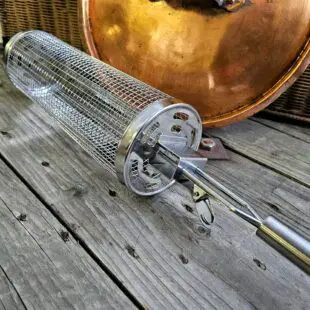 Grillkorg Cylinder grilltub att rulla runt på gallret avtagbart handtag med ett klick Grillkorg rund är en grilltub som ersätter grillnät när du grillar grönsaker eller mindre bitar som annars riskerar falla igenom. BBQmonsters Grillkorg rund är tubformad med ett avtagbart handtag som du enkelt klickar på eller av med ett stabilt snäppfäste som låser sig fast i grilltuben.