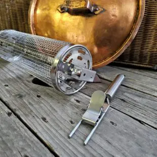 Grillkorg rund grilltub att rulla runt på gallret avtagbart handtag med ett klick Grillkorg rund är en grilltub som ersätter grillnät när du grillar grönsaker eller mindre bitar som annars riskerar falla igenom. BBQmonsters Grillkorg rund är tubformad med ett avtagbart handtag som du enkelt klickar på eller av med ett stabilt snäppfäste som låser sig fast i grilltuben.