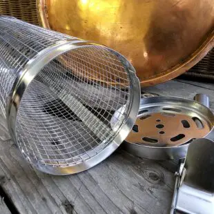 Grillkorg rund grilltub att rulla runt på gallret avtagbart handtag med ett klick Grillkorg rund är en grilltub som ersätter grillnät när du grillar grönsaker eller mindre bitar som annars riskerar falla igenom. BBQmonsters Grillkorg rund är tubformad med ett avtagbart handtag som du enkelt klickar på eller av med ett stabilt snäppfäste som låser sig fast i grilltuben.