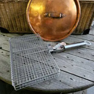 Grillkorg med lock vändbar grillkorg för alla grillar stabil konstruktion i rostfritt stål avtagbart handtag med ett klick kapsylöppnare på handtaget sparar snusdosans kant Grillkorg med lock är en vändbar grillkorg med avtagbart handtag med inbyggd kapsylöppnare. Ersätter grillnät när objektet annars riskerar falla igenom. En grillkorg med lock gör att du slipper bränna det som ligger i botten genom att istället vänd hela korgen ett varv och på så vis skapa en jämn värme. Grillkorg med lock är en rektangulär korg med lock som har ett avtagbart handtag som du enkelt klickar på eller av med ett stabilt snäppfäste som låser sig fast i korgen.