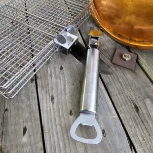 Grillkorg med lock vändbar grillkorg för alla grillar stabil konstruktion i rostfritt stål avtagbart handtag med ett klick kapsylöppnare på handtaget sparar snusdosans kant Grillkorg med lock är en vändbar grillkorg med avtagbart handtag med inbyggd kapsylöppnare. Ersätter grillnät när objektet annars riskerar falla igenom. En grillkorg med lock gör att du slipper bränna det som ligger i botten genom att istället vänd hela korgen ett varv och på så vis skapa en jämn värme. Grillkorg med lock är en rektangulär korg med lock som har ett avtagbart handtag som du enkelt klickar på eller av med ett stabilt snäppfäste som låser sig fast i korgen.