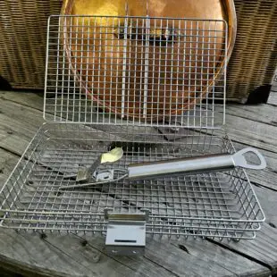 Grillkorg med lock vändbar grillkorg för alla grillar stabil konstruktion i rostfritt stål avtagbart handtag med ett klick kapsylöppnare på handtaget sparar snusdosans kant Grillkorg med lock är en vändbar grillkorg med avtagbart handtag med inbyggd kapsylöppnare. Ersätter grillnät när objektet annars riskerar falla igenom. En grillkorg med lock gör att du slipper bränna det som ligger i botten genom att istället vänd hela korgen ett varv och på så vis skapa en jämn värme. Grillkorg med lock är en rektangulär korg med lock som har ett avtagbart handtag som du enkelt klickar på eller av med ett stabilt snäppfäste som låser sig fast i korgen.
