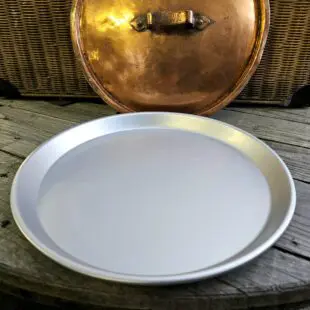 Panpizza form 32cm Deep dish pizza form 11 tums botten Rund Pizza-form höga kanter rund 32 cm obehandlad aluminium Panpizza form 32cm = det korrekta måttet för panpizza i  storlek Large. En deep dish pizza i denna storlek är lagom för 8 slices eller 3-4 personer. Ca 400 gram deg. BBQmonsters Panpizza form 32 cm är gjord i 100% aluminium, inga beläggningar eller knepigheter som kan lossna. Det som skiljer en panpizza från en vanlig pizza är att den bakas i en panpizzaform av aluminium, med höga kanter. Istället för att jaga extremt höga temperaturer sker tillagningen i vad en vanlig ugn kan producera - runt 250 grader. Krispet - the crust - uppstår i första hand av den "fritering" av degen som sker genom att pizzadegen oftast är betydligt fetare i sig själv, ibland med hyvlat smör inbakat i botten och kanter, alternativt att den djupa Panpizza form 32 cm beläggs med ett rejält lager olja.