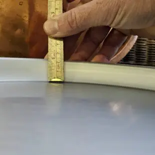 Panpizza form 32cm Deep dish pizza form 11 tums botten Rund Pizza-form höga kanter rund 32 cm obehandlad aluminium Panpizza form 32cm = det korrekta måttet för panpizza i  storlek Large. En deep dish pizza i denna storlek är lagom för 8 slices eller 3-4 personer. Ca 400 gram deg. BBQmonsters Panpizza form 32 cm är gjord i 100% aluminium, inga beläggningar eller knepigheter som kan lossna. Det som skiljer en panpizza från en vanlig pizza är att den bakas i en panpizzaform av aluminium, med höga kanter. Istället för att jaga extremt höga temperaturer sker tillagningen i vad en vanlig ugn kan producera - runt 250 grader. Krispet - the crust - uppstår i första hand av den "fritering" av degen som sker genom att pizzadegen oftast är betydligt fetare i sig själv, ibland med hyvlat smör inbakat i botten och kanter, alternativt att den djupa Panpizza form 32 cm beläggs med ett rejält lager olja.