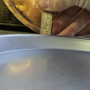 Panpizza form 24 cm Deep dish pizza form 8 tums botten Rund Pizza-form höga kanter rund 24 cm obehandlad aluminium Panpizza form 24 cm = det korrekta måttet för panpizza i  storlek Medium. En deep dish pizza i denna storlek är lagom för 6 slices eller 2 personer. Ca 200 gram deg. BBQmonsters Panpizza form 24 cm är gjord i 100% aluminium, inga beläggningar eller knepigheter som kan lossna. Det som skiljer en panpizza från en vanlig pizza är att den bakas i en panpizzaform av aluminium, med höga kanter. Istället för att jaga extremt höga temperaturer sker tillagningen i vad en vanlig ugn kan producera - runt 250 grader. Krispet - the crust - uppstår i första hand av den "fritering" av degen som sker genom att pizzadegen oftast är betydligt fetare i sig själv, ibland med hyvlat smör inbakat i botten och kanter, alternativt att den djupa Panpizza form 24 cm beläggs med ett rejält lager olja. Panpizza gör du med andra ord enkelt och framgångsrikt med bara en vanlig ugn med denna Panpizza form 24 cm