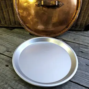 Panpizza form 24 cm Deep dish pizza form 8 tums botten Rund Pizza-form höga kanter rund 24 cm obehandlad aluminium Panpizza form 24 cm = det korrekta måttet för panpizza i  storlek Medium. En deep dish pizza i denna storlek är lagom för 6 slices eller 2 personer. Ca 200 gram deg. BBQmonsters Panpizza form 24 cm är gjord i 100% aluminium, inga beläggningar eller knepigheter som kan lossna. Det som skiljer en panpizza från en vanlig pizza är att den bakas i en panpizzaform av aluminium, med höga kanter. Istället för att jaga extremt höga temperaturer sker tillagningen i vad en vanlig ugn kan producera - runt 250 grader. Krispet - the crust - uppstår i första hand av den "fritering" av degen som sker genom att pizzadegen oftast är betydligt fetare i sig själv, ibland med hyvlat smör inbakat i botten och kanter, alternativt att den djupa Panpizza form 24 cm beläggs med ett rejält lager olja. Panpizza gör du med andra ord enkelt och framgångsrikt med bara en vanlig ugn med denna Panpizza form 24 cm