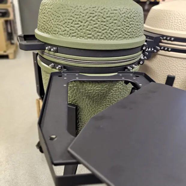 Kamado BSTRD Pro Alpine Green Fullvuxen Premium Kamado Large 49cm - våldsamt snygg och välbyggd keramisk kamado Massvis med innovationer för dig som vill ha det senaste - livstids garanti på keramiken Kamado BSTRD Pro Alpine Green är förmodligen den snyggaste kamado som du kommer att hitta på Svenska Marknaden. En stil som sticker ut och som andas premiumkänsla rakt igenom.  Om BSTRD Kamado Varumärket Bastard Kamado har funnit på Svenska marknaden i dryg 5 år och BBQmonster har med framgång sålt deras Kamados. I samband med USA-lansering av detta Europeiska varumärke (Nederländerna) så togs vokalerna bort och kvar finns BSTRD - ett namn som klingade bättre "over there". Formatet och designen sticker ut från mängden och riktar sig till dig som bryr dig lika mycket om hur kamadon pryder sin plats på uteplatsen som hur den är fungerar som en livskamrat i din BBQ-lifestyle.
