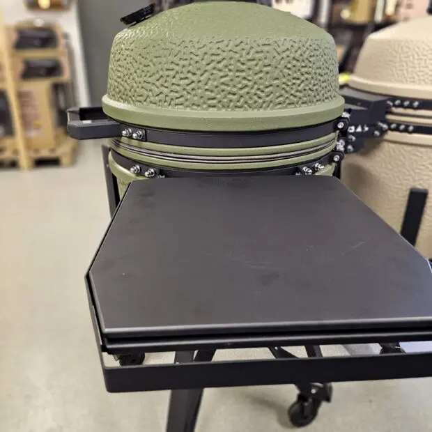 Kamado BSTRD Pro Alpine Green Fullvuxen Premium Kamado Large 49cm - våldsamt snygg och välbyggd keramisk kamado Massvis med innovationer för dig som vill ha det senaste - livstids garanti på keramiken Kamado BSTRD Pro Alpine Green är förmodligen den snyggaste kamado som du kommer att hitta på Svenska Marknaden. En stil som sticker ut och som andas premiumkänsla rakt igenom.  Om BSTRD Kamado Varumärket Bastard Kamado har funnit på Svenska marknaden i dryg 5 år och BBQmonster har med framgång sålt deras Kamados. I samband med USA-lansering av detta Europeiska varumärke (Nederländerna) så togs vokalerna bort och kvar finns BSTRD - ett namn som klingade bättre "over there". Formatet och designen sticker ut från mängden och riktar sig till dig som bryr dig lika mycket om hur kamadon pryder sin plats på uteplatsen som hur den är fungerar som en livskamrat i din BBQ-lifestyle.