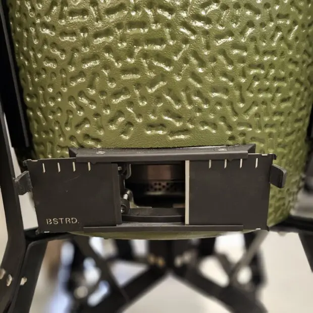 Kamado BSTRD Pro Alpine Green Fullvuxen Premium Kamado Large 49cm - våldsamt snygg och välbyggd keramisk kamado Massvis med innovationer för dig som vill ha det senaste - livstids garanti på keramiken Kamado BSTRD Pro Alpine Green är förmodligen den snyggaste kamado som du kommer att hitta på Svenska Marknaden. En stil som sticker ut och som andas premiumkänsla rakt igenom.  Om BSTRD Kamado Varumärket Bastard Kamado har funnit på Svenska marknaden i dryg 5 år och BBQmonster har med framgång sålt deras Kamados. I samband med USA-lansering av detta Europeiska varumärke (Nederländerna) så togs vokalerna bort och kvar finns BSTRD - ett namn som klingade bättre "over there". Formatet och designen sticker ut från mängden och riktar sig till dig som bryr dig lika mycket om hur kamadon pryder sin plats på uteplatsen som hur den är fungerar som en livskamrat i din BBQ-lifestyle.