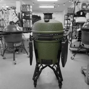 Kamado BSTRD Pro Alpine Green Fullvuxen Premium Kamado Large 49cm - våldsamt snygg och välbyggd keramisk kamado Massvis med innovationer för dig som vill ha det senaste - livstids garanti på keramiken Kamado BSTRD Pro Alpine Green är förmodligen den snyggaste kamado som du kommer att hitta på Svenska Marknaden. En stil som sticker ut och som andas premiumkänsla rakt igenom.  Om BSTRD Kamado Varumärket Bastard Kamado har funnit på Svenska marknaden i dryg 5 år och BBQmonster har med framgång sålt deras Kamados. I samband med USA-lansering av detta Europeiska varumärke (Nederländerna) så togs vokalerna bort och kvar finns BSTRD - ett namn som klingade bättre "over there". Formatet och designen sticker ut från mängden och riktar sig till dig som bryr dig lika mycket om hur kamadon pryder sin plats på uteplatsen som hur den är fungerar som en livskamrat i din BBQ-lifestyle.