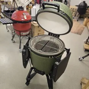 Kamado BSTRD Pro Alpine Green Fullvuxen Premium Kamado Large 49cm - våldsamt snygg och välbyggd keramisk kamado Massvis med innovationer för dig som vill ha det senaste - livstids garanti på keramiken Kamado BSTRD Pro Alpine Green är förmodligen den snyggaste kamado som du kommer att hitta på Svenska Marknaden. En stil som sticker ut och som andas premiumkänsla rakt igenom.  Om BSTRD Kamado Varumärket Bastard Kamado har funnit på Svenska marknaden i dryg 5 år och BBQmonster har med framgång sålt deras Kamados. I samband med USA-lansering av detta Europeiska varumärke (Nederländerna) så togs vokalerna bort och kvar finns BSTRD - ett namn som klingade bättre "over there". Formatet och designen sticker ut från mängden och riktar sig till dig som bryr dig lika mycket om hur kamadon pryder sin plats på uteplatsen som hur den är fungerar som en livskamrat i din BBQ-lifestyle.