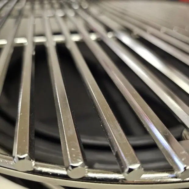 Kamado BSTRD Pro Alpine Green Fullvuxen Premium Kamado Large 49cm - våldsamt snygg och välbyggd keramisk kamado Massvis med innovationer för dig som vill ha det senaste - livstids garanti på keramiken Kamado BSTRD Pro Alpine Green är förmodligen den snyggaste kamado som du kommer att hitta på Svenska Marknaden. En stil som sticker ut och som andas premiumkänsla rakt igenom.  Om BSTRD Kamado Varumärket Bastard Kamado har funnit på Svenska marknaden i dryg 5 år och BBQmonster har med framgång sålt deras Kamados. I samband med USA-lansering av detta Europeiska varumärke (Nederländerna) så togs vokalerna bort och kvar finns BSTRD - ett namn som klingade bättre "over there". Formatet och designen sticker ut från mängden och riktar sig till dig som bryr dig lika mycket om hur kamadon pryder sin plats på uteplatsen som hur den är fungerar som en livskamrat i din BBQ-lifestyle.