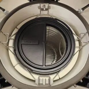 Kamado BSTRD Pro Alpine Green Fullvuxen Premium Kamado Large 49cm - våldsamt snygg och välbyggd keramisk kamado Massvis med innovationer för dig som vill ha det senaste - livstids garanti på keramiken Kamado BSTRD Pro Alpine Green är förmodligen den snyggaste kamado som du kommer att hitta på Svenska Marknaden. En stil som sticker ut och som andas premiumkänsla rakt igenom.  Om BSTRD Kamado Varumärket Bastard Kamado har funnit på Svenska marknaden i dryg 5 år och BBQmonster har med framgång sålt deras Kamados. I samband med USA-lansering av detta Europeiska varumärke (Nederländerna) så togs vokalerna bort och kvar finns BSTRD - ett namn som klingade bättre "over there". Formatet och designen sticker ut från mängden och riktar sig till dig som bryr dig lika mycket om hur kamadon pryder sin plats på uteplatsen som hur den är fungerar som en livskamrat i din BBQ-lifestyle.