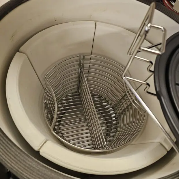 Kamado BSTRD Pro Alpine Green Fullvuxen Premium Kamado Large 49cm - våldsamt snygg och välbyggd keramisk kamado Massvis med innovationer för dig som vill ha det senaste - livstids garanti på keramiken Kamado BSTRD Pro Alpine Green är förmodligen den snyggaste kamado som du kommer att hitta på Svenska Marknaden. En stil som sticker ut och som andas premiumkänsla rakt igenom.  Om BSTRD Kamado Varumärket Bastard Kamado har funnit på Svenska marknaden i dryg 5 år och BBQmonster har med framgång sålt deras Kamados. I samband med USA-lansering av detta Europeiska varumärke (Nederländerna) så togs vokalerna bort och kvar finns BSTRD - ett namn som klingade bättre "over there". Formatet och designen sticker ut från mängden och riktar sig till dig som bryr dig lika mycket om hur kamadon pryder sin plats på uteplatsen som hur den är fungerar som en livskamrat i din BBQ-lifestyle.