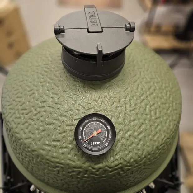 Kamado BSTRD Pro Alpine Green Fullvuxen Premium Kamado Large 49cm - våldsamt snygg och välbyggd keramisk kamado Massvis med innovationer för dig som vill ha det senaste - livstids garanti på keramiken Kamado BSTRD Pro Alpine Green är förmodligen den snyggaste kamado som du kommer att hitta på Svenska Marknaden. En stil som sticker ut och som andas premiumkänsla rakt igenom.  Om BSTRD Kamado Varumärket Bastard Kamado har funnit på Svenska marknaden i dryg 5 år och BBQmonster har med framgång sålt deras Kamados. I samband med USA-lansering av detta Europeiska varumärke (Nederländerna) så togs vokalerna bort och kvar finns BSTRD - ett namn som klingade bättre "over there". Formatet och designen sticker ut från mängden och riktar sig till dig som bryr dig lika mycket om hur kamadon pryder sin plats på uteplatsen som hur den är fungerar som en livskamrat i din BBQ-lifestyle.