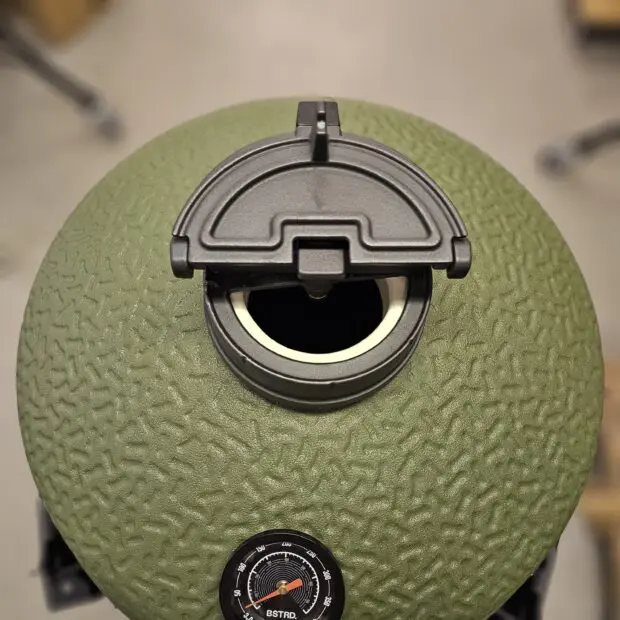 Kamado BSTRD Pro Alpine Green Fullvuxen Premium Kamado Large 49cm - våldsamt snygg och välbyggd keramisk kamado Massvis med innovationer för dig som vill ha det senaste - livstids garanti på keramiken Kamado BSTRD Pro Alpine Green är förmodligen den snyggaste kamado som du kommer att hitta på Svenska Marknaden. En stil som sticker ut och som andas premiumkänsla rakt igenom.  Om BSTRD Kamado Varumärket Bastard Kamado har funnit på Svenska marknaden i dryg 5 år och BBQmonster har med framgång sålt deras Kamados. I samband med USA-lansering av detta Europeiska varumärke (Nederländerna) så togs vokalerna bort och kvar finns BSTRD - ett namn som klingade bättre "over there". Formatet och designen sticker ut från mängden och riktar sig till dig som bryr dig lika mycket om hur kamadon pryder sin plats på uteplatsen som hur den är fungerar som en livskamrat i din BBQ-lifestyle.